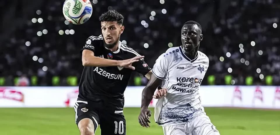 Jugadores de Vestri y Qarabag en acción