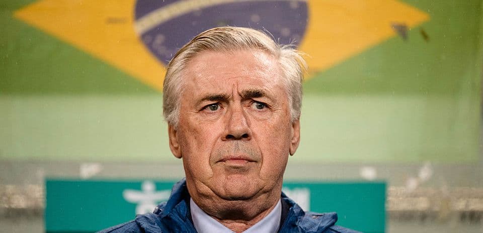 Entrenador con chaqueta de Brasil en el banquillo