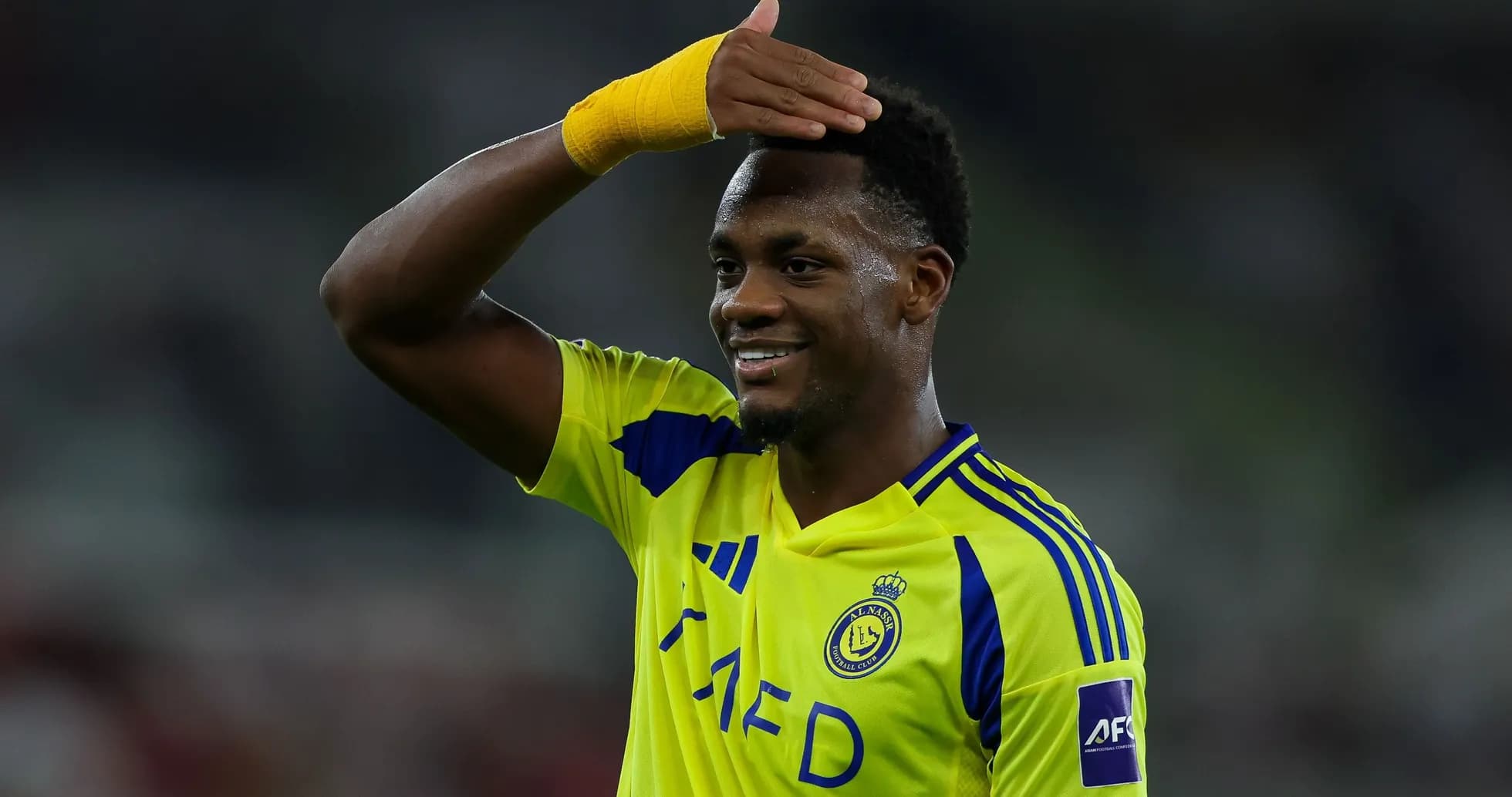 Jugador saludando con camiseta de Al Nassr