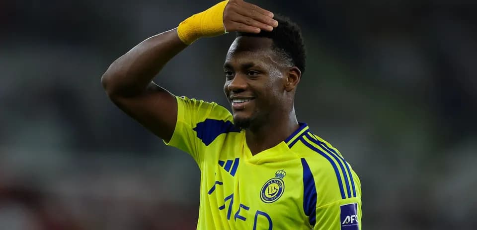 Jugador saludando con camiseta de Al Nassr