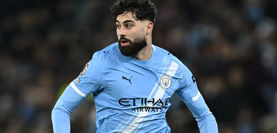 Jugador de Manchester City corriendo durante el partido