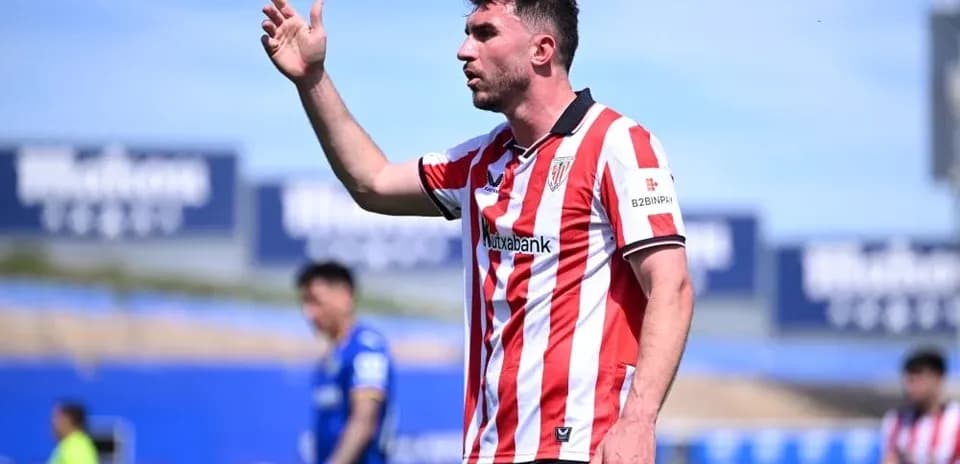Jugador de Athletic Club señalando durante el partido