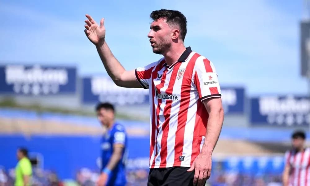 Jugador de Athletic Club señalando durante el partido