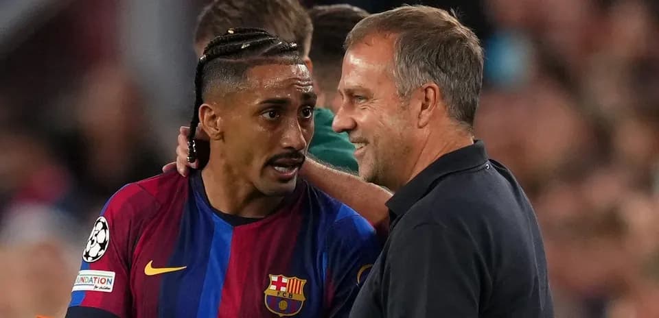 Jugador de Barcelona conversando con el entrenador