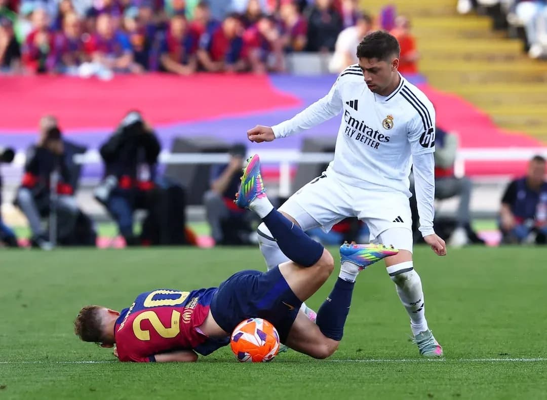 Jugador de Barcelona caído durante el clásico