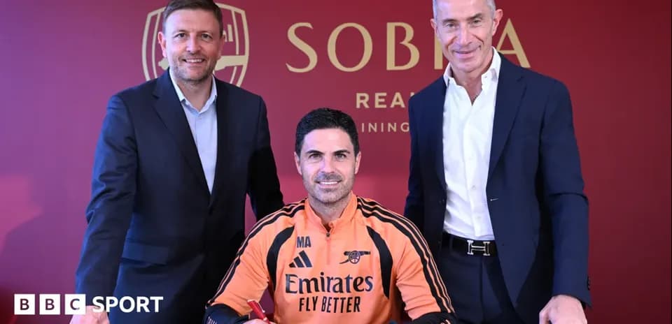Entrenador firmando contrato con directivos del club