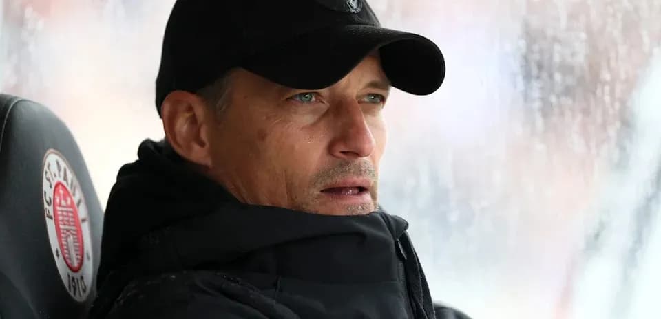 Entrenador observando desde el banquillo durante el partido