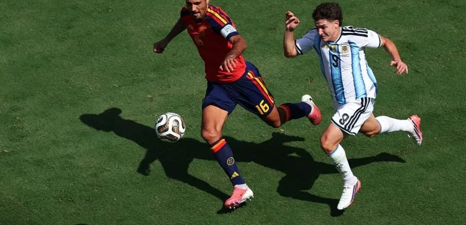 Jugadores persiguiendo el balón en partido de fútbol