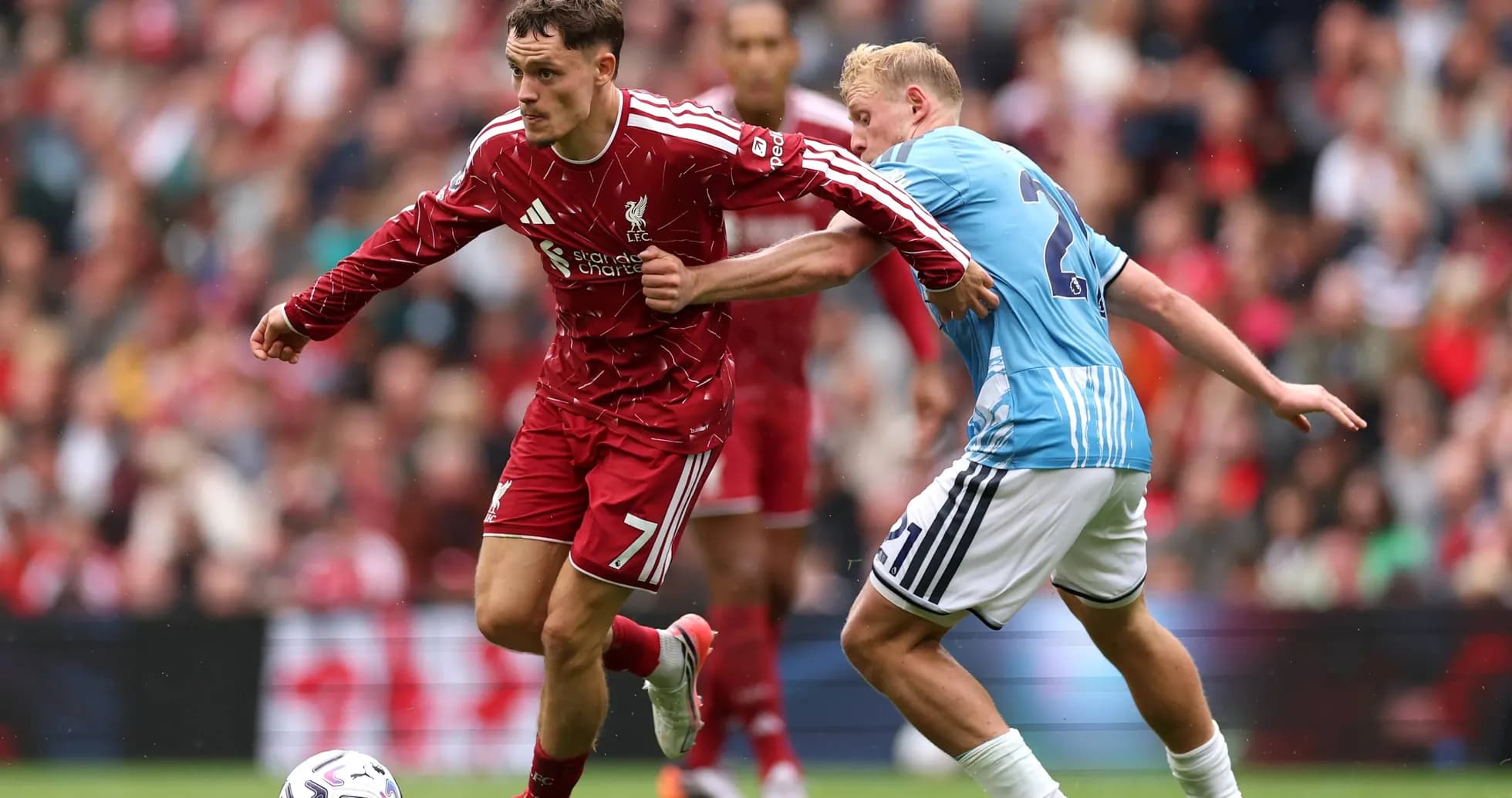 Jugador de Liverpool avanzando con el balón