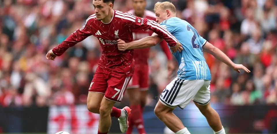 Jugador de Liverpool avanzando con el balón
