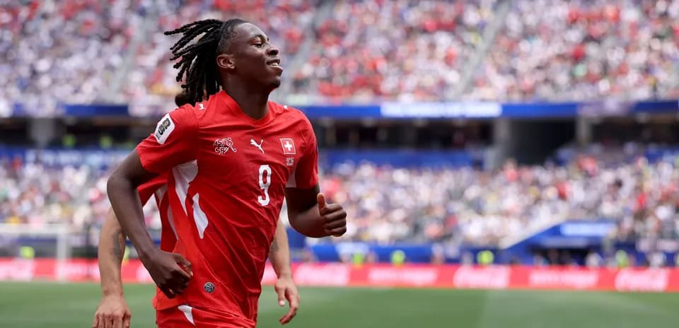 Jugador suizo corriendo en el campo de fútbol