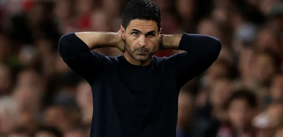 Entrenador con las manos en la cabeza durante partido