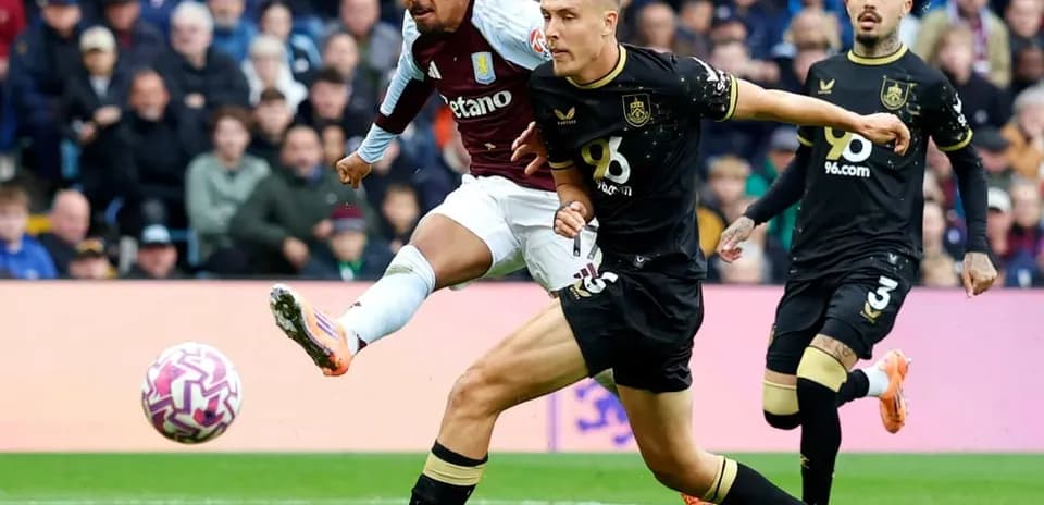 Jugador de Aston Villa disparando contra Burnley
