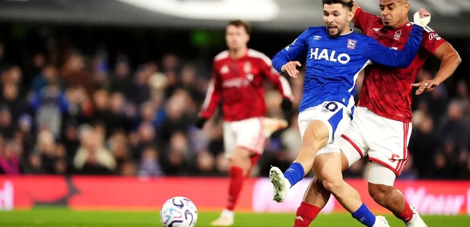 Jugador de Ipswich siendo derribado por defensor de Nottingham