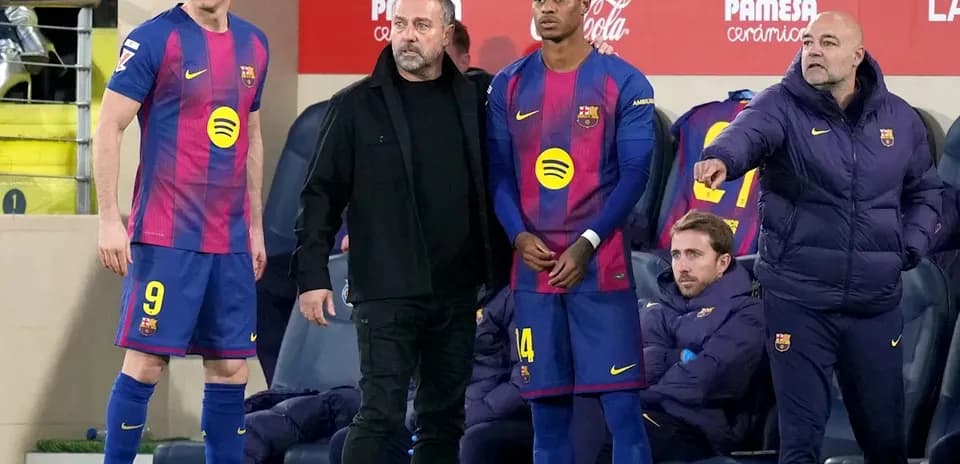 Jugadores de Barcelona esperando para entrar al partido
