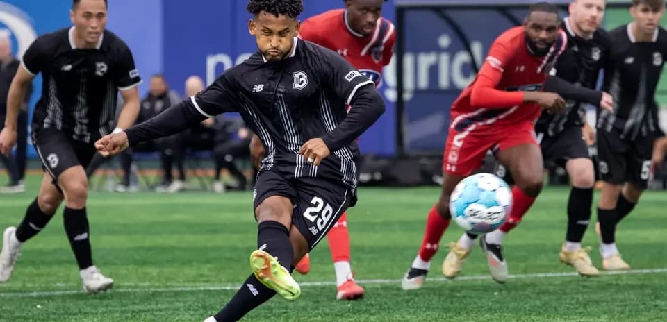Jugador de Indy Eleven pateando un penal