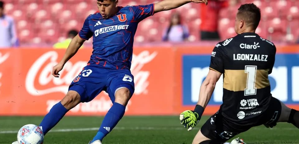 Jugador de Universidad de Chile en acción frente a arquero