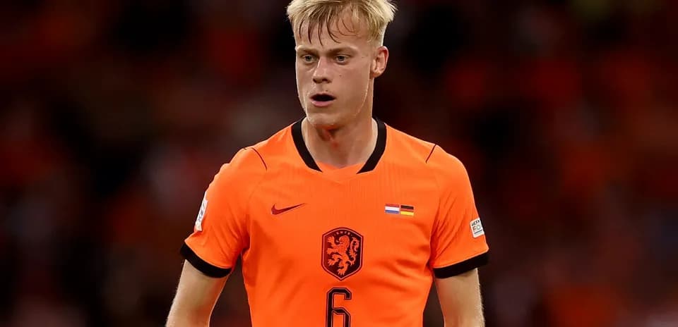 Jugador de fútbol en camiseta naranja durante partido