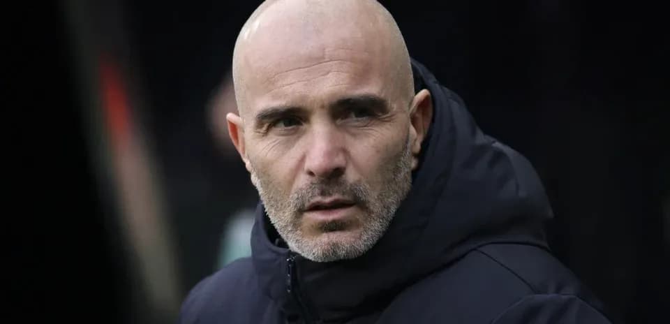 Entrenador observando desde el banquillo durante el partido