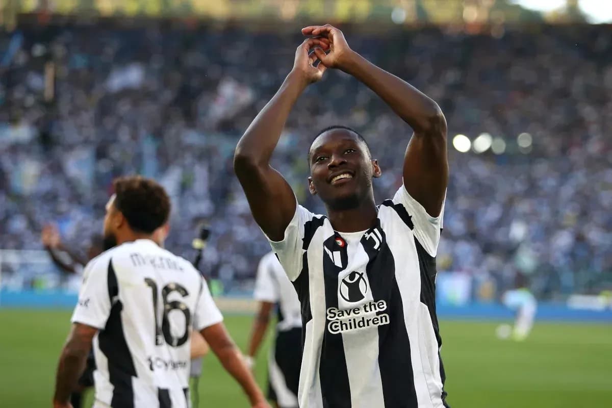 Jugador celebrando con manos levantadas en el campo