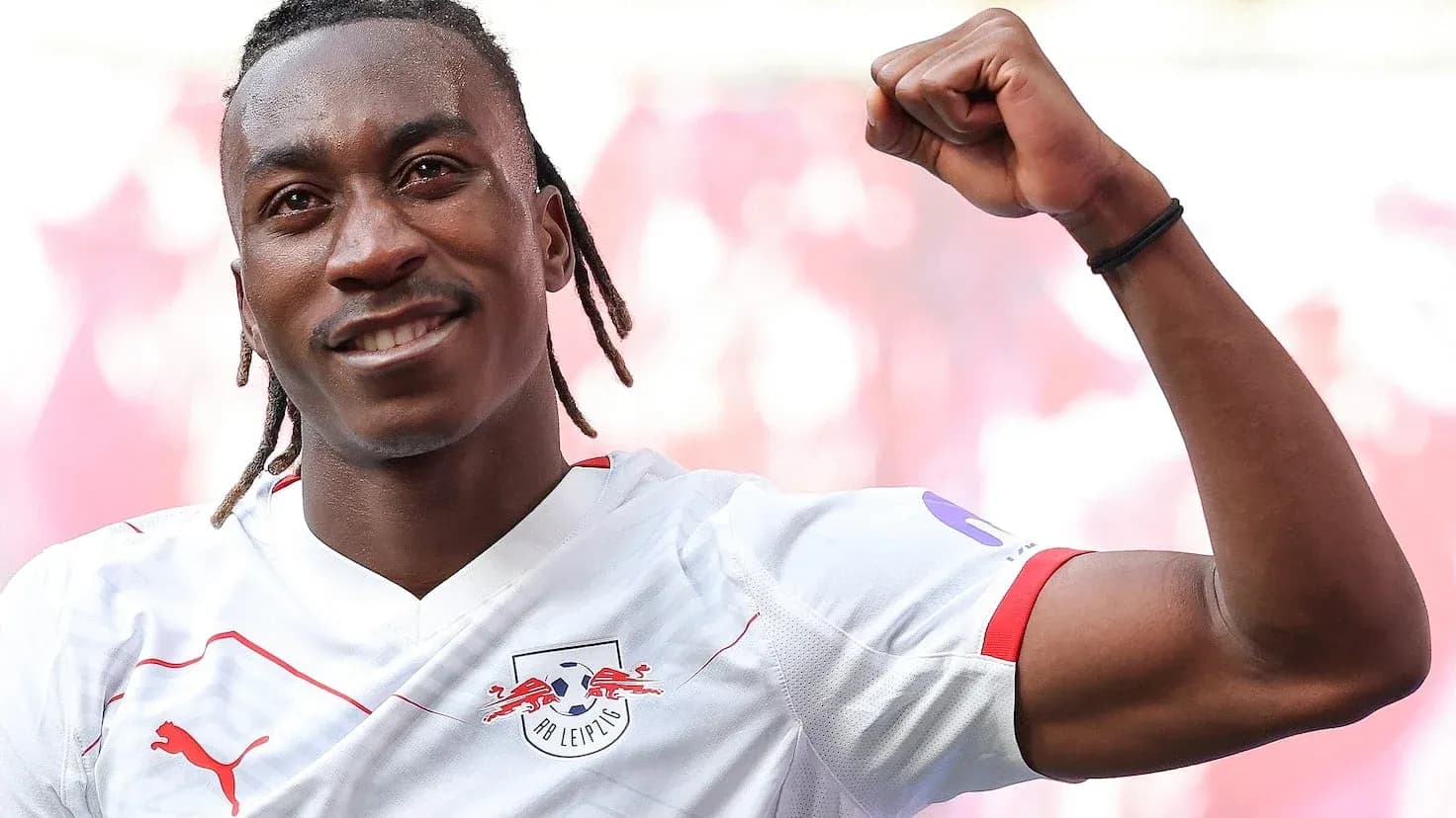 Jugador de RB Leipzig celebrando con el puño en alto