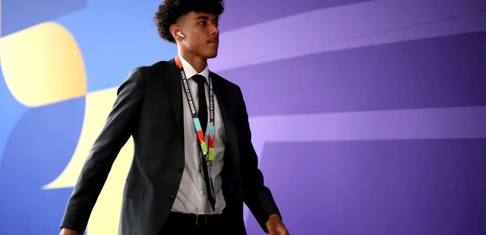 Jugador llegando con traje y auriculares