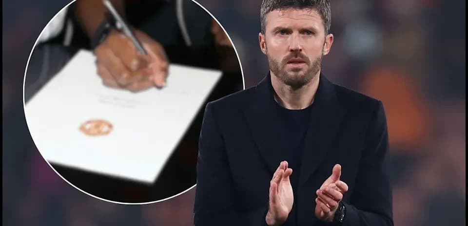 Michael Carrick aplaudiendo en el estadio
