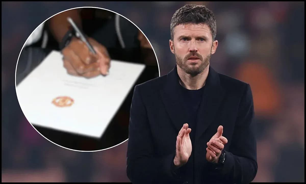 Michael Carrick aplaudiendo en el estadio
