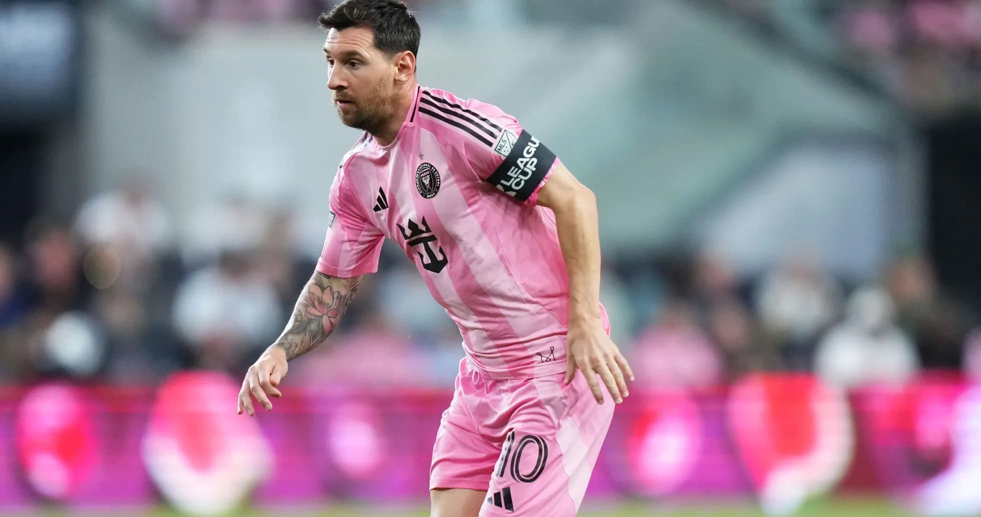 Lionel Messi jugando con camiseta rosa de Inter Miami