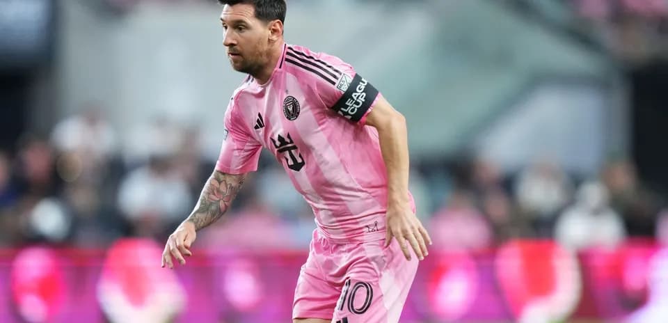 Lionel Messi jugando con camiseta rosa de Inter Miami