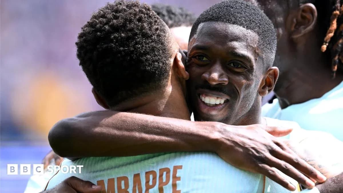 Jugadores abrazándose tras un gol en el partido