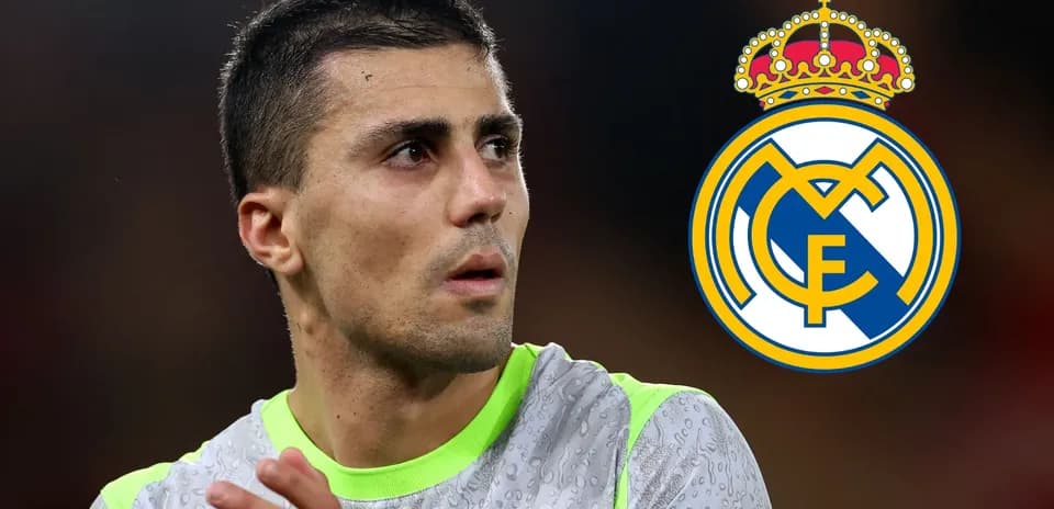 Jugador de fútbol con uniforme y logo del Real Madrid