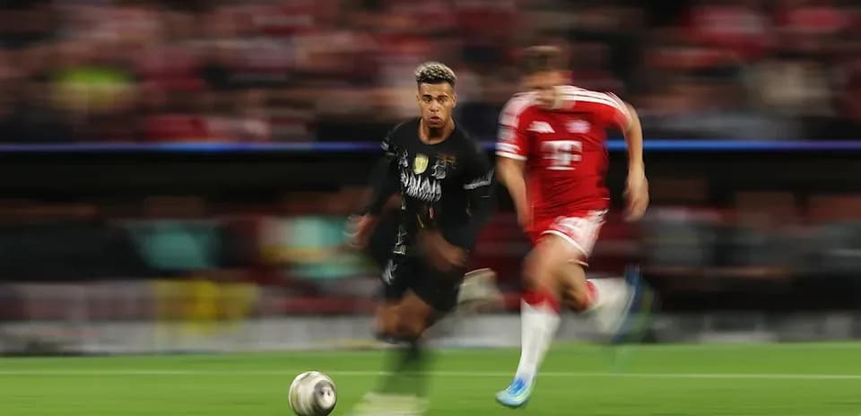 Jugador corriendo con el balón durante un partido