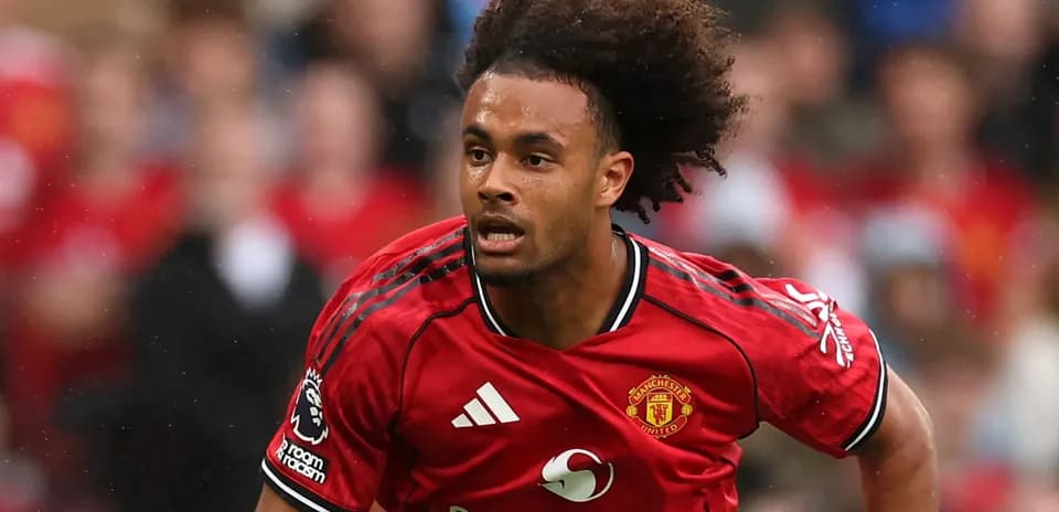 Jugador de Manchester United corriendo durante el partido