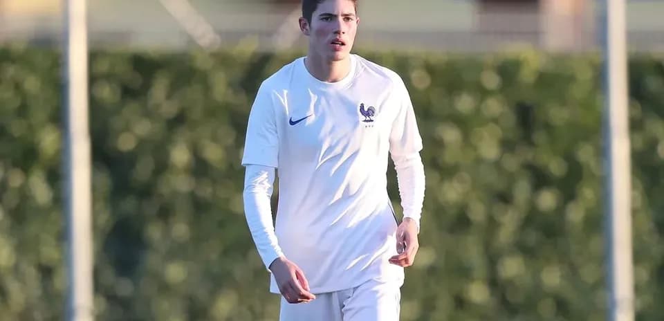 Jugador entrenando en campo con camiseta blanca