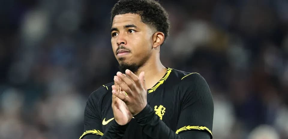 Jugador aplaudiendo en el campo de fútbol