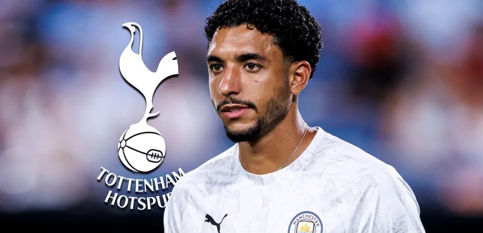 Jugador en uniforme de Manchester City con logo de Tottenham