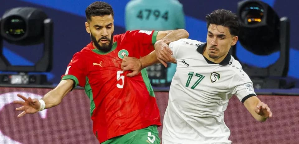 Jugadores de Marruecos y otro equipo disputando el balón