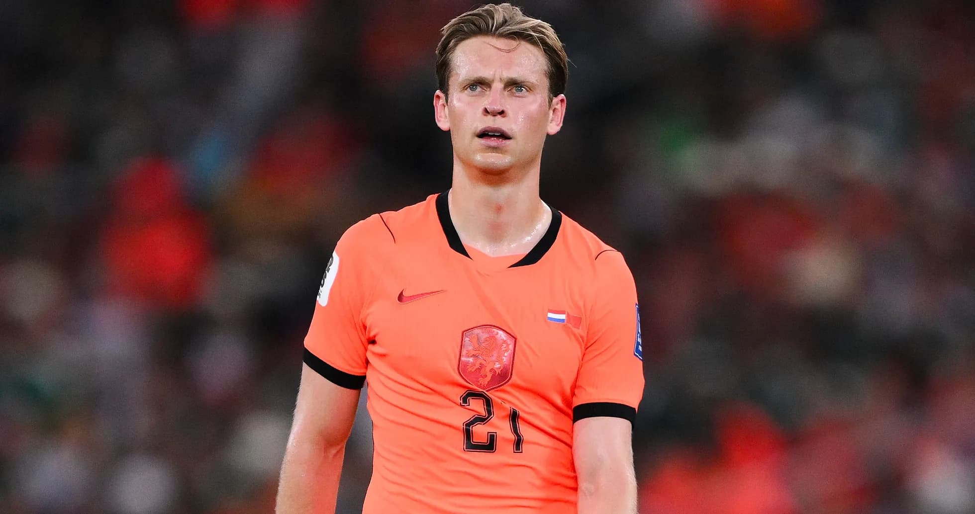 Jugador de fútbol en camiseta naranja durante partido