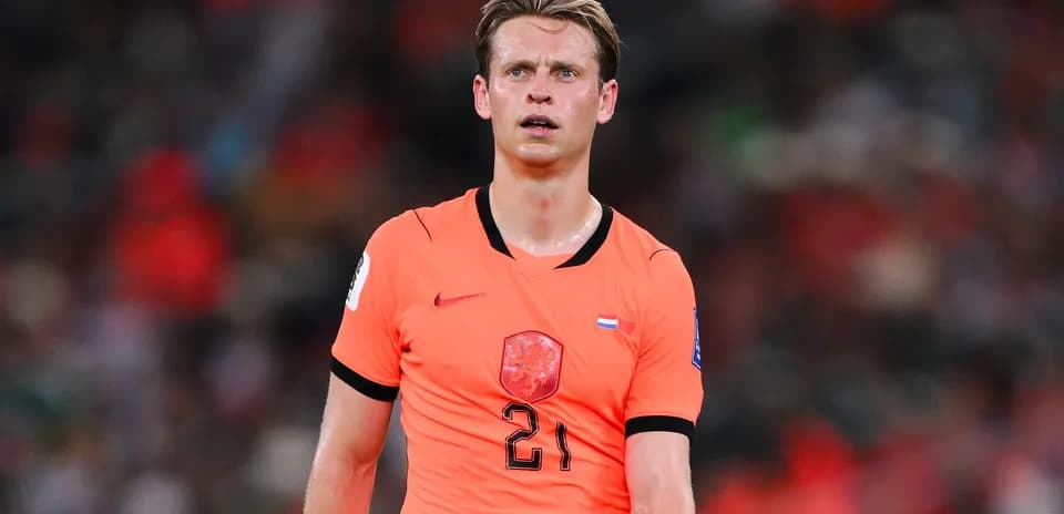 Jugador de fútbol en camiseta naranja durante partido
