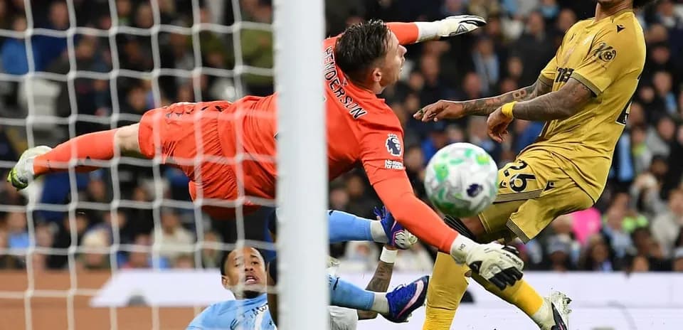 Jugador de Crystal Palace intenta marcar gol