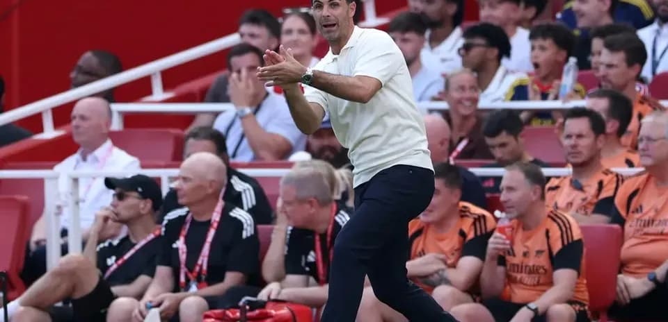 Entrenador dirigiendo a su equipo desde la banda