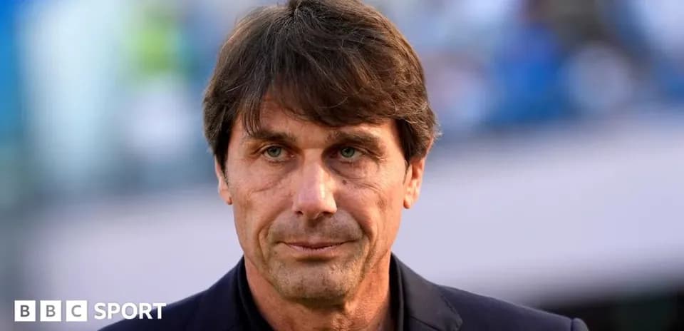Entrenador mirando hacia la cámara en el estadio