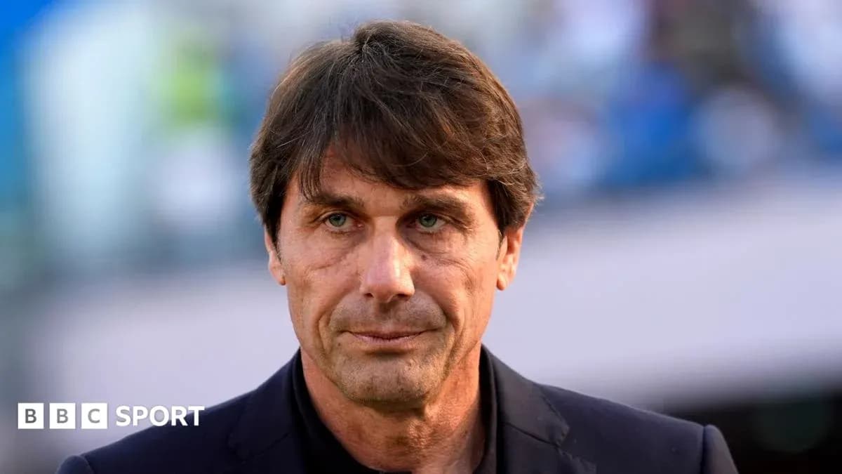 Entrenador mirando hacia la cámara en el estadio