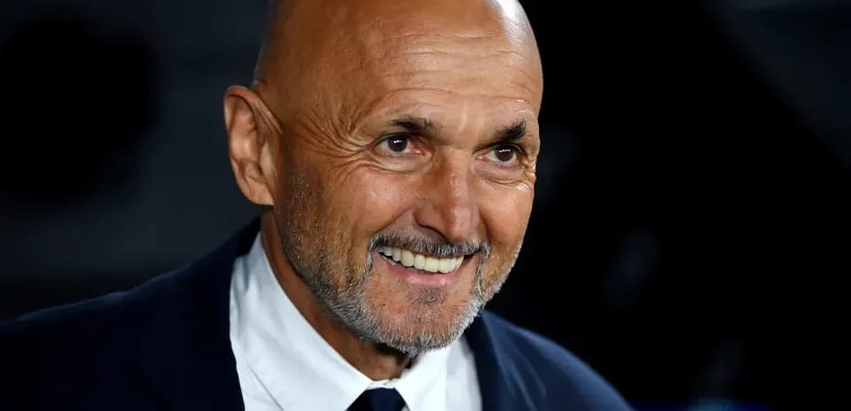 Entrenador sonriendo durante evento deportivo