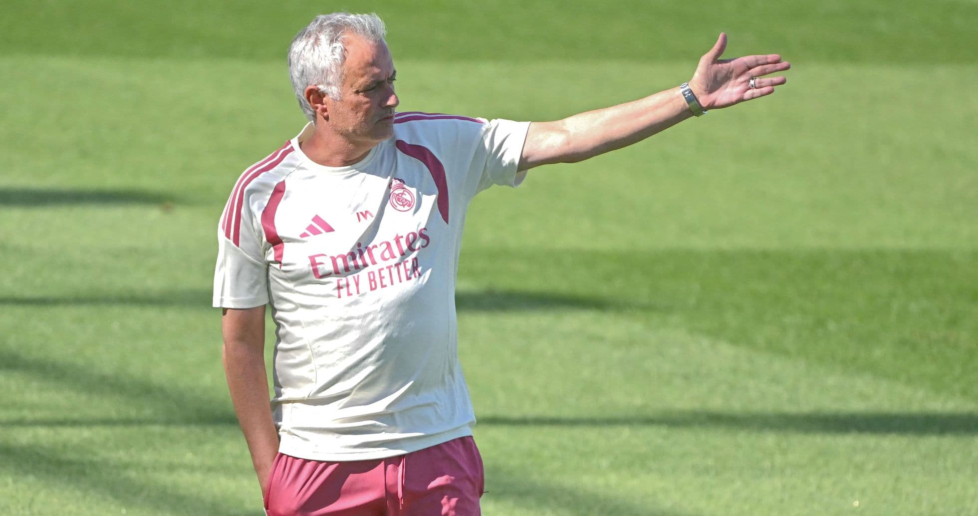 Entrenador dirigiendo la práctica en el campo