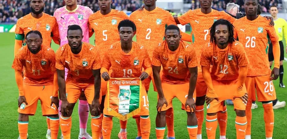 Equipo de Côte d'Ivoire posando antes del partido