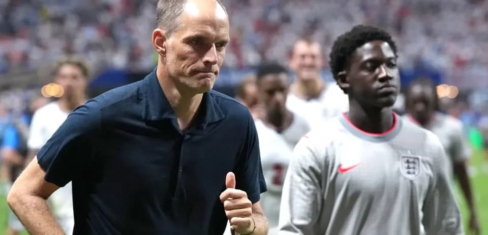 Entrenador y jugadores saliendo del campo tras partido