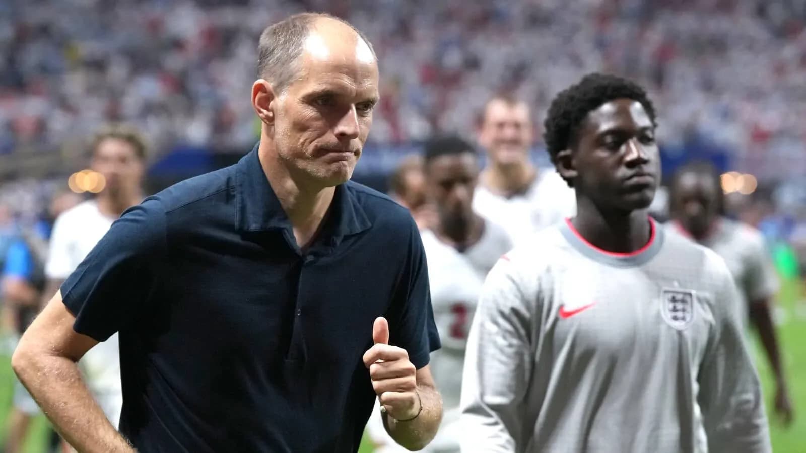 Entrenador y jugadores saliendo del campo tras partido