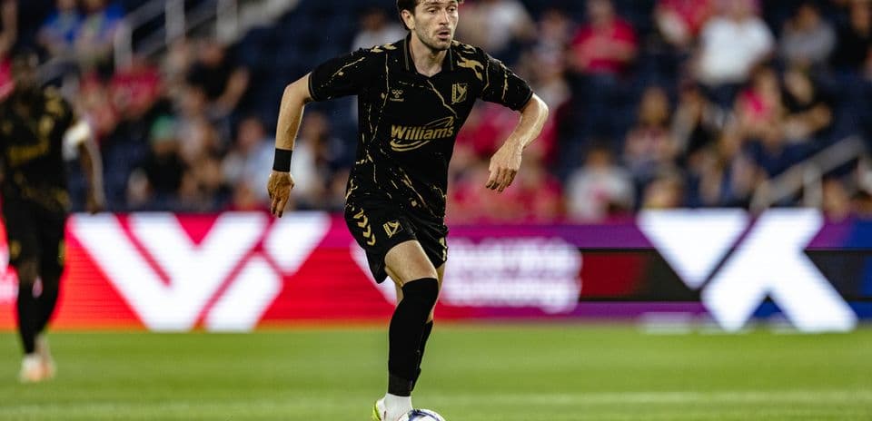 Jugador de FC Tulsa conduciendo el balón